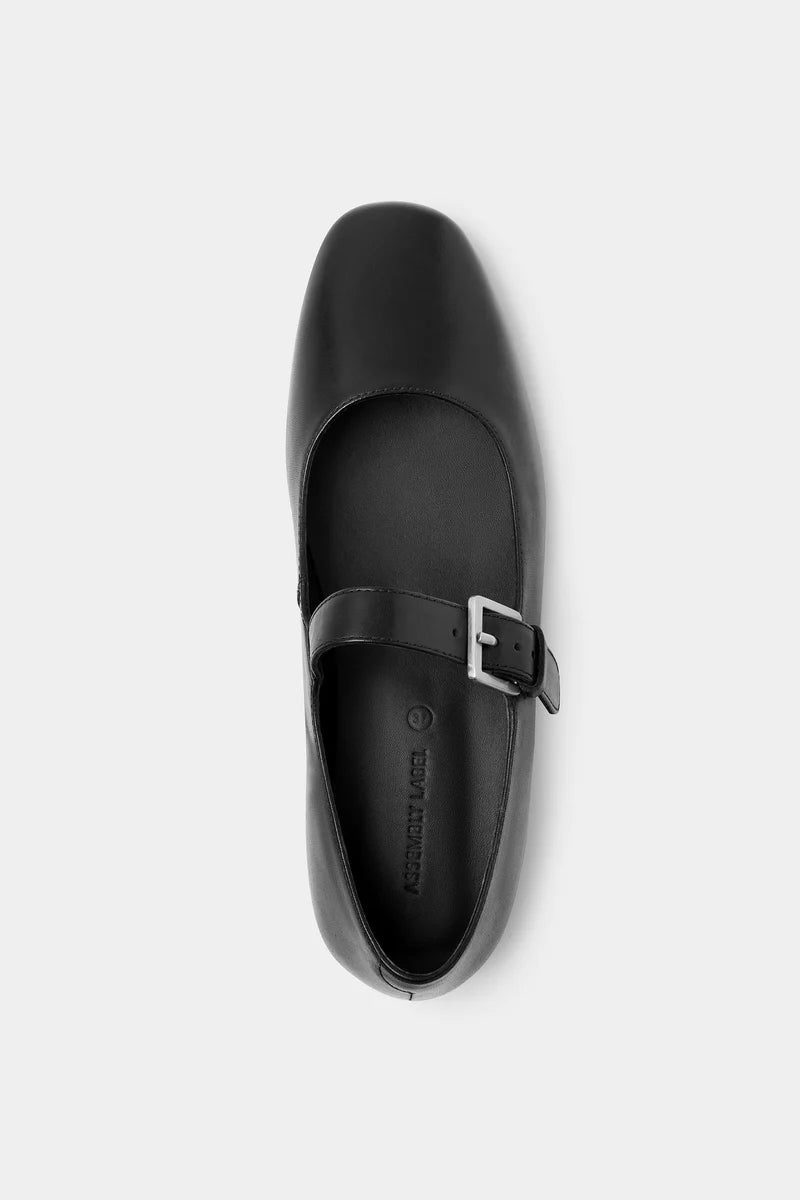 ASSEMBLY LABEL - ROMEE LEATHER FLAT - BLACK