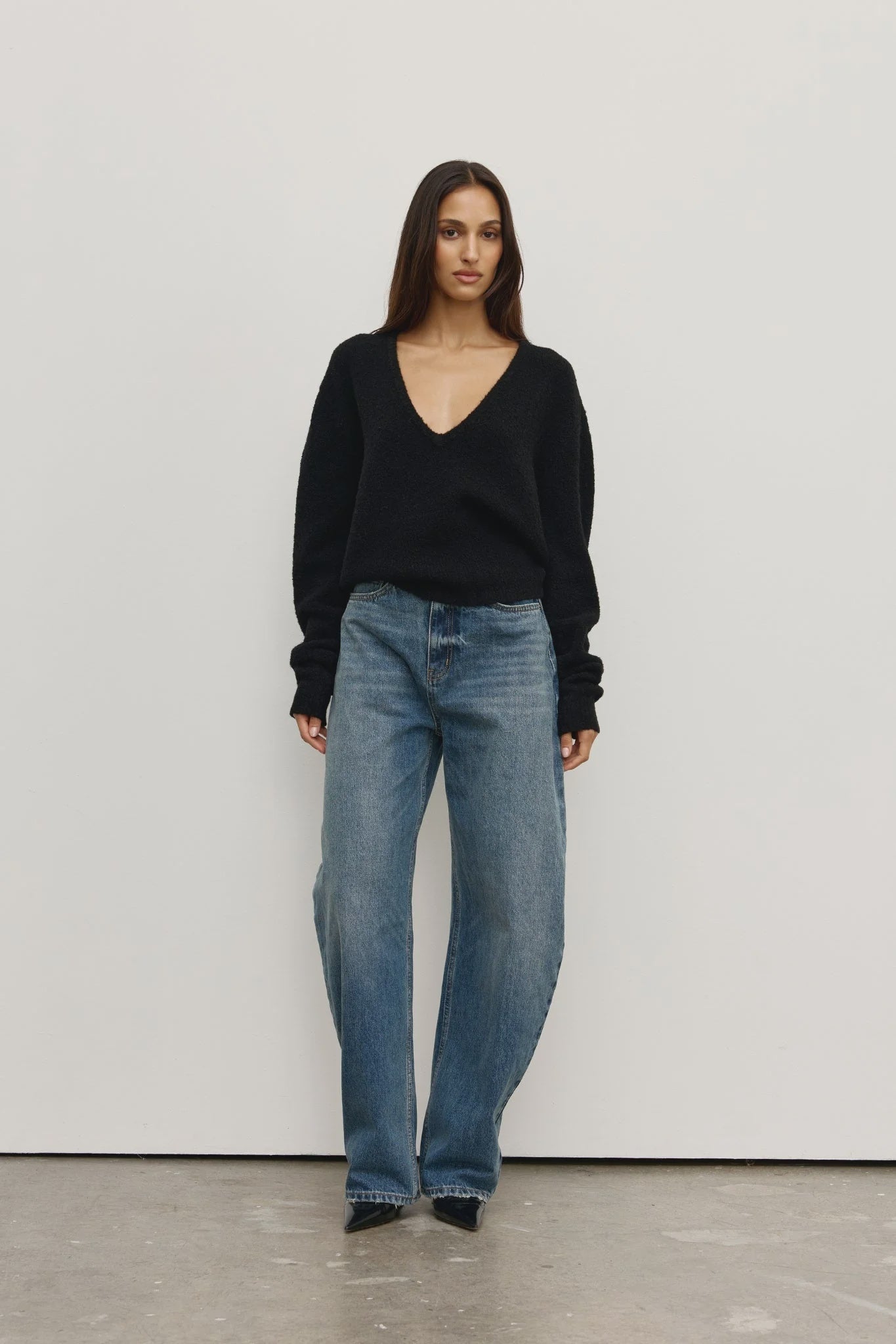 BAYSE - SONIA V NECK - BLACK
