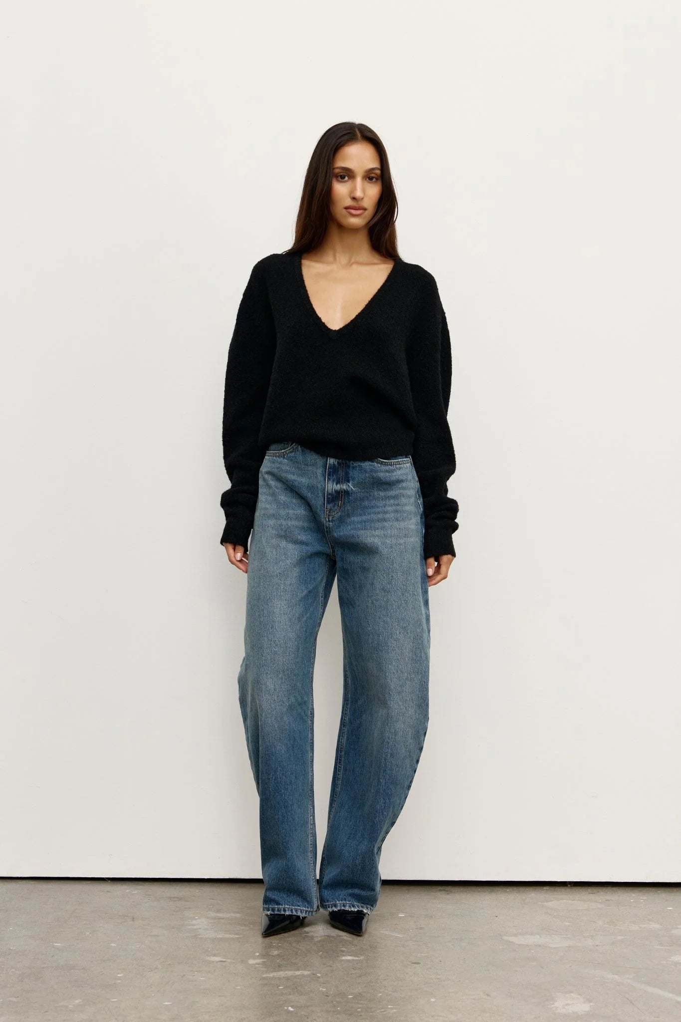 BAYSE - SONIA V NECK - BLACK