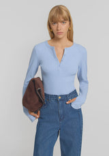 VIKTORIA & WOODS - CLIQUE RIB HENLEY - TILE BLUE